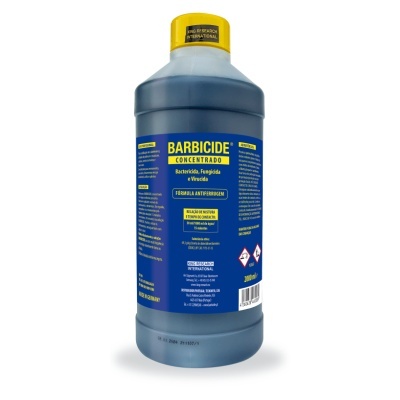 Frasco plástico cinza com tampa amarela e rótulo azul e amarelo de desinfetante Barbicide Concentrado, 1000 ml.