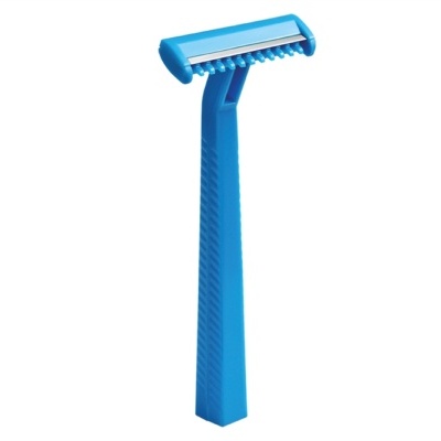Aparelho de barbear descartável azul isolado