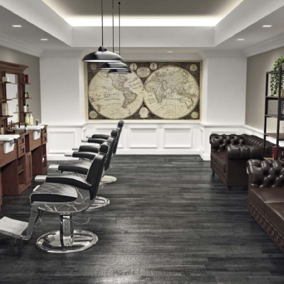 Barbearia com cadeiras preto e banco de couro castanho escuro