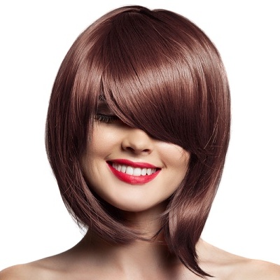 Mulher com cabelo castanho avermelhado estilo bob cobrindo um olho