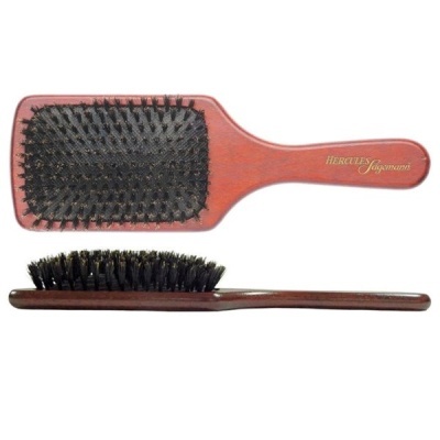 Escova de cabelo de madeira com cerdas pretas e texto dourado no cabo