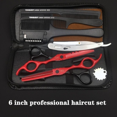 Conjunto profissional de corte de cabelo com tesouras, pentes e navalha numa bolsa preta