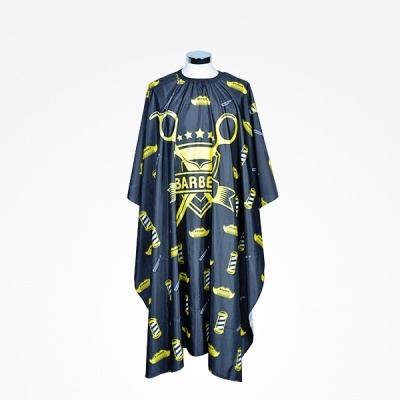 Capa preta para barbeiro com padrão amarelo e texto BARBE em manequim