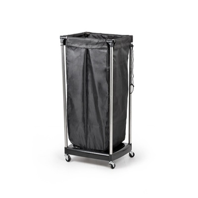 Saco de resíduos preto em suporte metálico com rodas