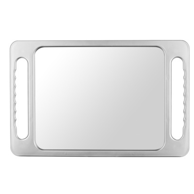 tabuleiro retangular branco com pegas laterais e superfície lisa