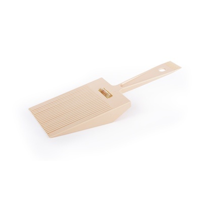 Pá de plástico bege com estrias e cabo com orifício