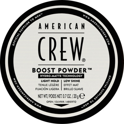 Tampa de embalagem redonda do pó American Crew Boost Powder com texto em preto sobre fundo branco e borda preta.