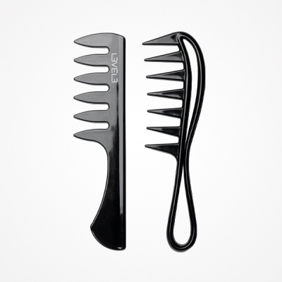 Dois pentes de plástico preto com formato e cabos diferentes sobre fundo branco