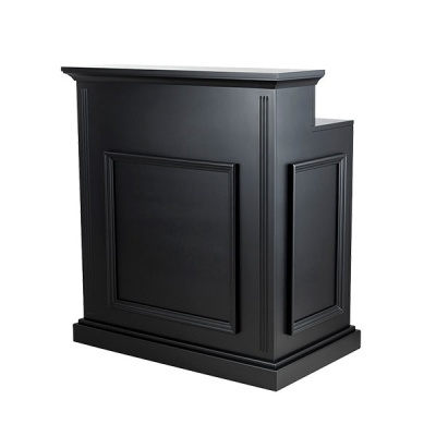 Balcão preto de madeira com painéis decorativos e acabamento fosco