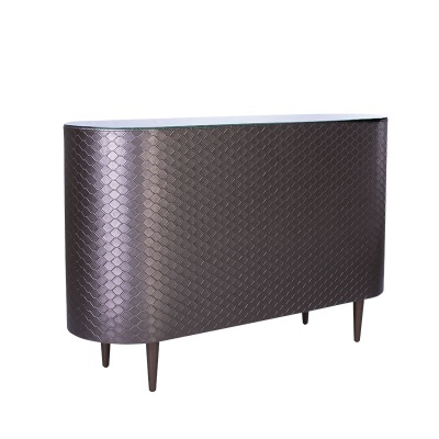Aparador castanho com padrão geométrico texturizado e pernas de madeira escuras