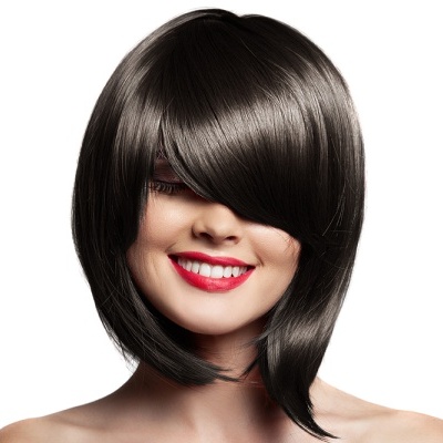 Mulher com peruca castanho escuro liso, corte assimétrico, fundo branco