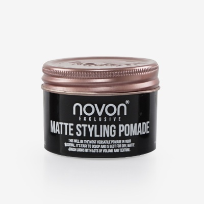 Pomada de cabelo Novon Matte Styling Pomade em pote preto com tampa rosa
