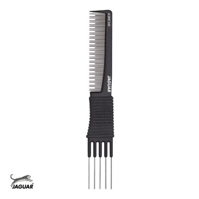 Pente preto com dentes e espetos metálicos da marca Jaguar sobre fundo branco