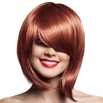 Mulher com peruca castanho avermelhada e corte em camadas com franja longa