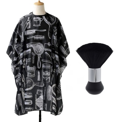 Capa de barbeiro preta estampada com utensílios e pincel de barba preto com cabo prateado