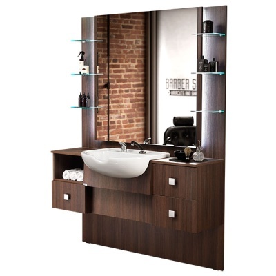 Móvel de casa de banho com lavatório branco, espelho grande, prateleiras em vidro e produtos de higiene