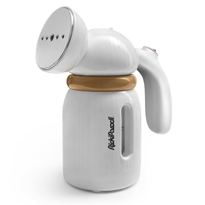 Aparelho vaporizador de roupa branco com detalhes em bege e marca Ricci Parodi