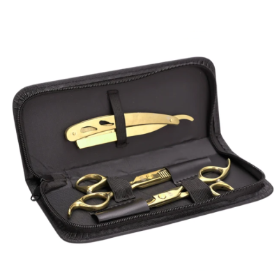 Conjunto de ferramentas de barbear douradas numa bolsa preta aberta