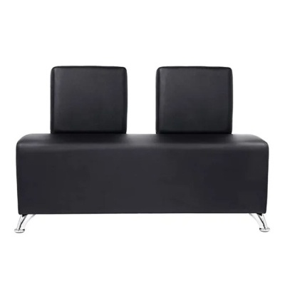 Sofá preto de dois lugares com encostos quadrados e pés cromados