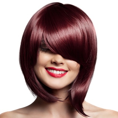 Peruca feminina curta vermelha em fundo branco