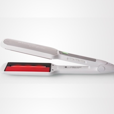 Prancha alisadora branca e cinza com placas vermelhas em fundo branco