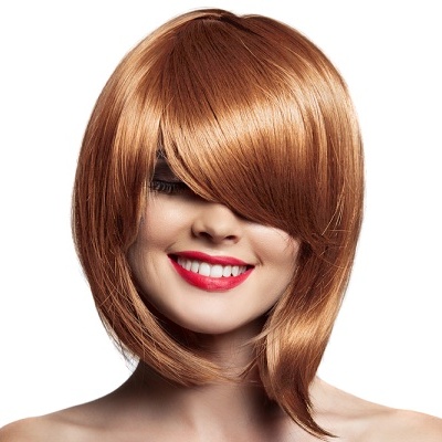 Mulher com peruca castanho claro e corte curto de cabelo com franja longa