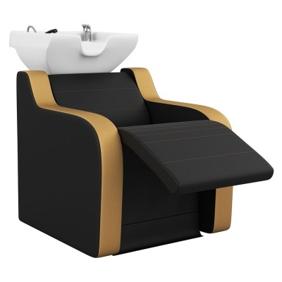 Cadeira lavatório preta com detalhes castanhos e lavatório cerâmico branco