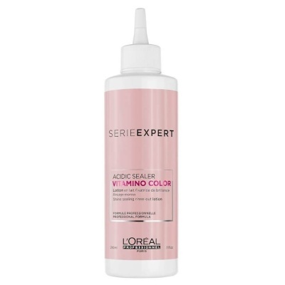 Frasco plástico branco e rosa do produto Serie Expert Vitamino Color da L'Oréal.