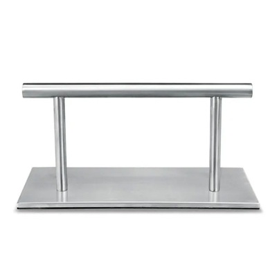 suporte metálico prateado com base retangular e barra horizontal