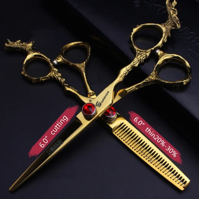 Conjunto de tesouras douradas para cabelo com design de cabeça de veado e pedras vermelhas.