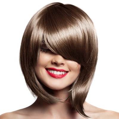Peruca feminina castanho claro com cabelo liso e franja longa