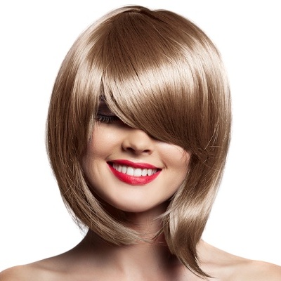 Peruca loiro claro de corte médio e camadas em mulher sorridente