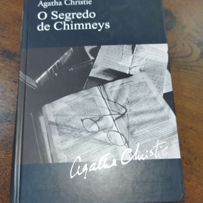 Livro O Segredo de Chimneys de Agatha Christie capa dura cinza