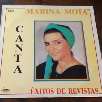 Capa de vinil de MARINA MOTA com fotografia de mulher de bandana verde e texto em várias cores