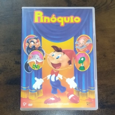 Capa de DVD do filme Pinóquio com personagens desenhados coloridos