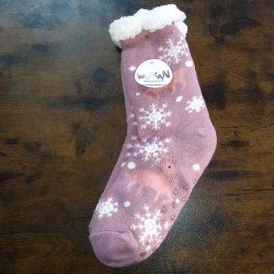 Meias cor-de-rosa com flocos de neve e renas, interior felpudo branco e etiqueta WAMAN