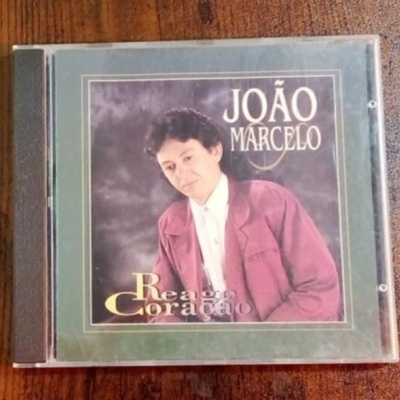 Capa de CD João Marcelo Reage Coração com imagem do cantor em casaco vermelho