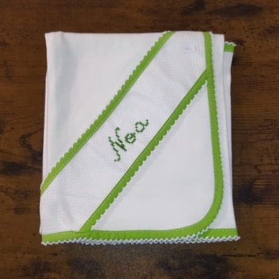 Fralda branca com borda verde e bordado 'Neo'