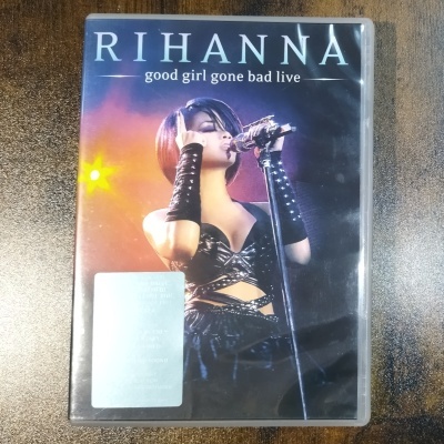 Capa do DVD do concerto ao vivo 'good girl gone bad live' de Rihanna com imagem da cantora numa atuação ao vivo.
