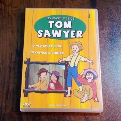 DVD do desenho animado As aventuras de Tom Sawyer com crianças desenhadas na capa amarela