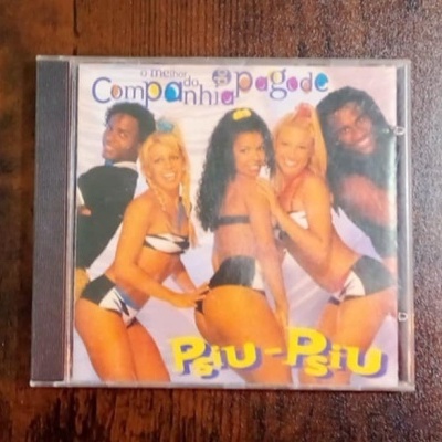 Capa de CD com grupo de pessoas em fatos de banho e texto colorido