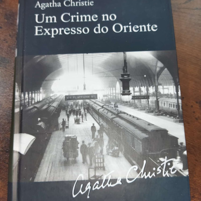 Capa de livro livro Um Crime no Expresso do Oriente de Agatha Christie