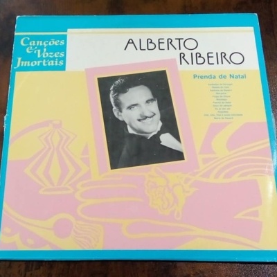 Capa de disco vinil com fotografia e texto em cores amarelo, rosa e azul