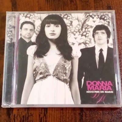 Capa de CD com três pessoas e texto DONNA MARIA MÚSICA PARA SER HUMANO
