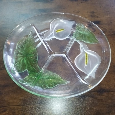 Prato de vidro dividido com decoração floral