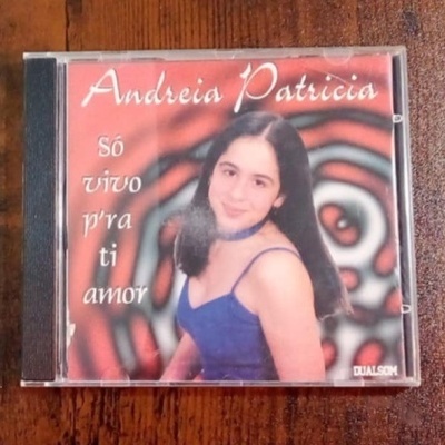 Capa de CD musical com jovem mulher de vestido azul e texto sobre fundo abstrato vermelho e branco.