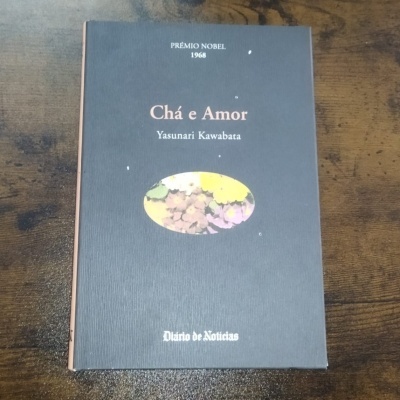 Livro Chá e Amor de Yasunari Kawabata com capa azul e texto branco
