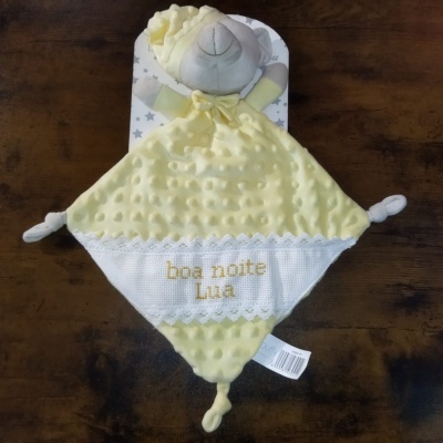Peluche de bebé amarelo com ursinho cinzento e bordado 'boa noite Lua'