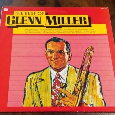 Capa de álbum vermelho com homem a segurar trombone e texto THE BEST OF GLENN MILLER