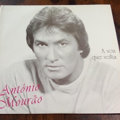 Capa de disco com fotografia a preto e branco de António Mourão e texto